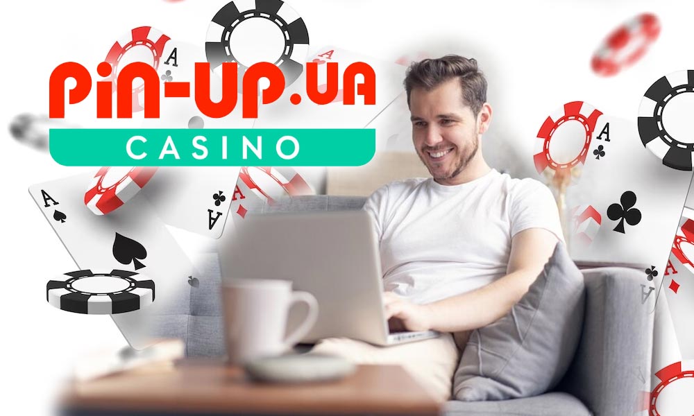 Гравець радісно грає за ноутбуком, використовуючи стратегії гри в казино Pin-Up